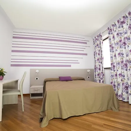 לינה וארוחת בוקר La Frola 3*